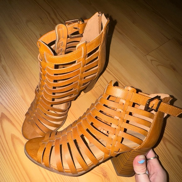 Shoes - TAN HEELS 👠 size women’s 7